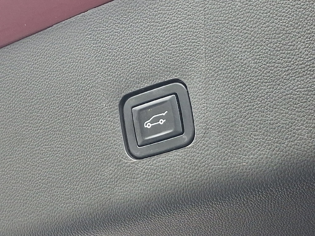 Thumbnail: 2021 Chevrolet Traverse - 31