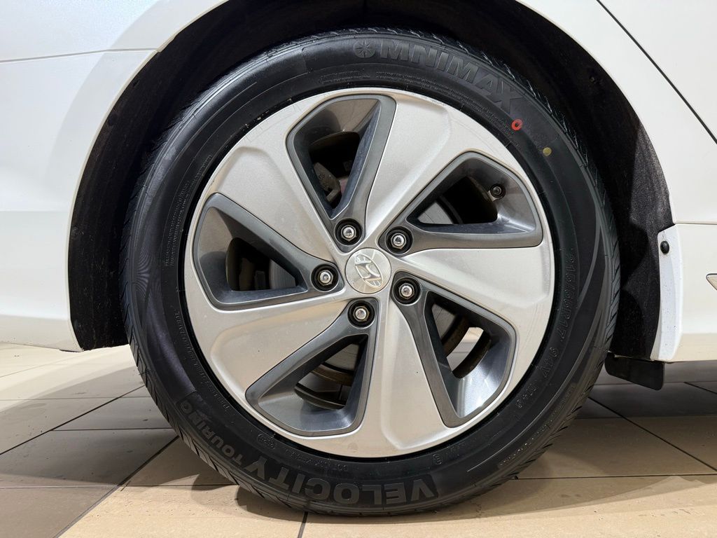 Thumbnail: 2017 Hyundai Sonata - 9