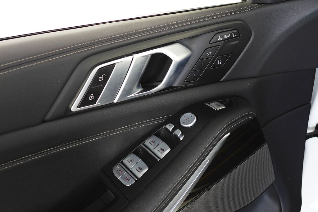 Thumbnail: 2024 BMW X7 - 12