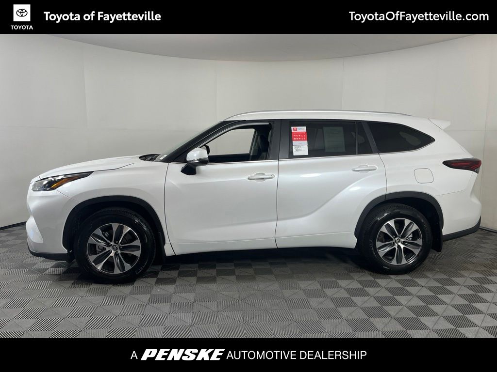 White (Wind Chill Pearl) 2026 Toyota Highlander SUV / Crossover All-Wheel Drive 8-Speed Automatic