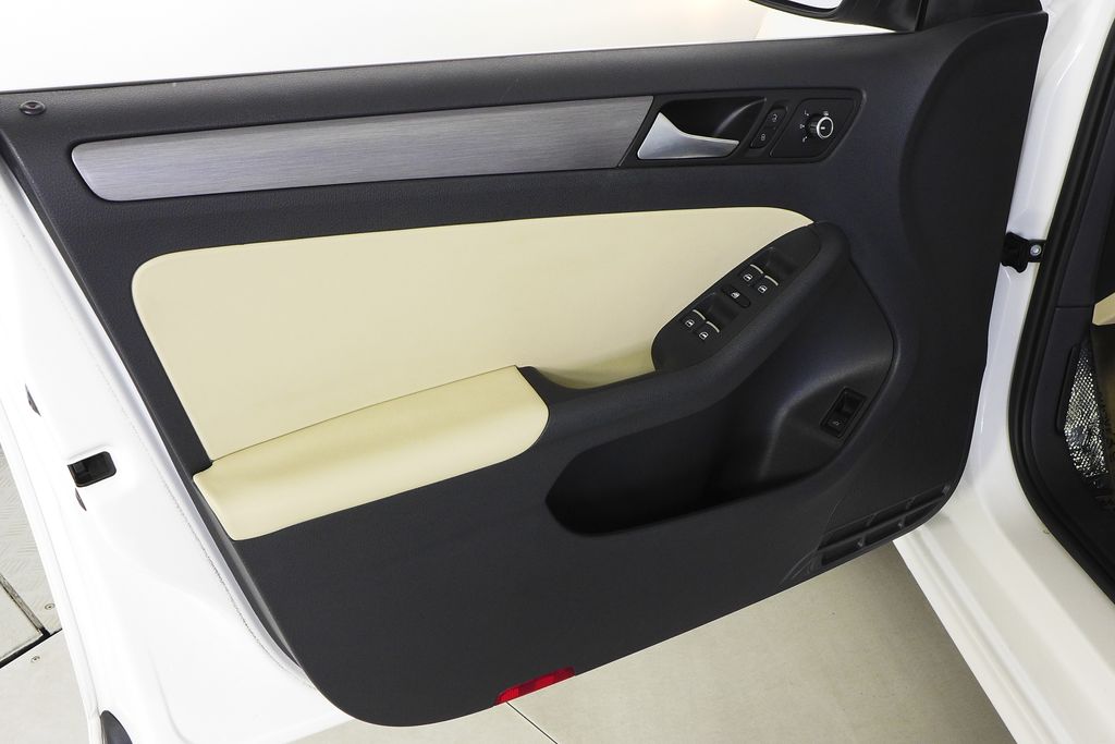 Thumbnail: 2013 Volkswagen Jetta - 11