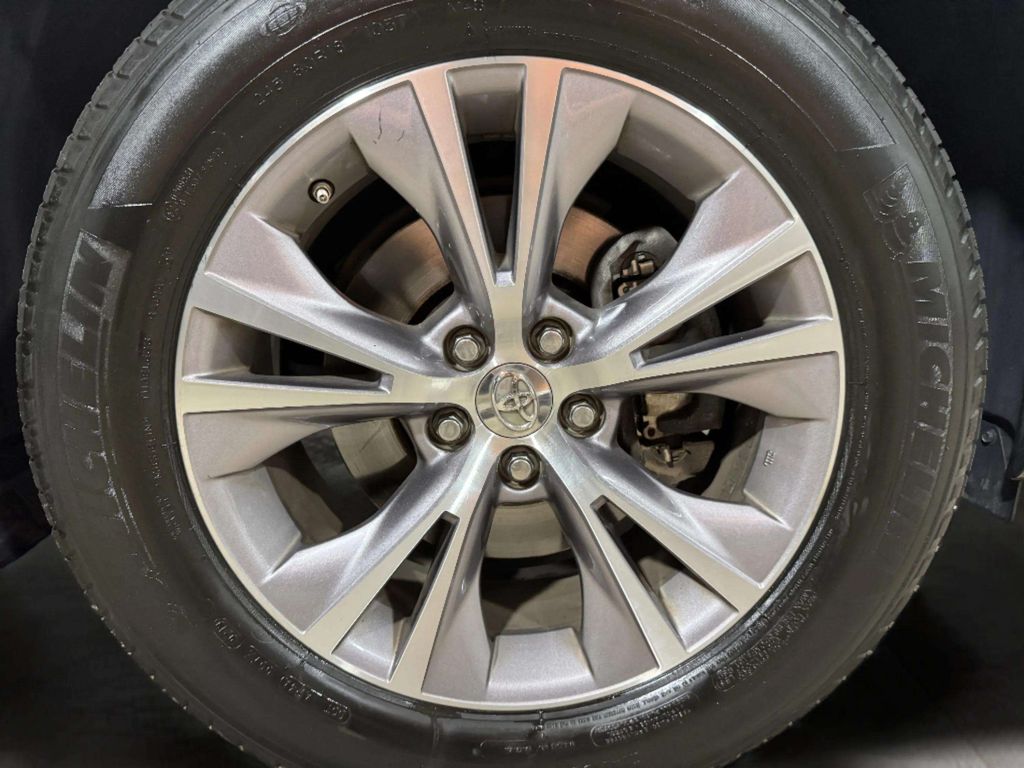 Used 2015 Silver Sky Metallic Toyota XLE V6 image 31