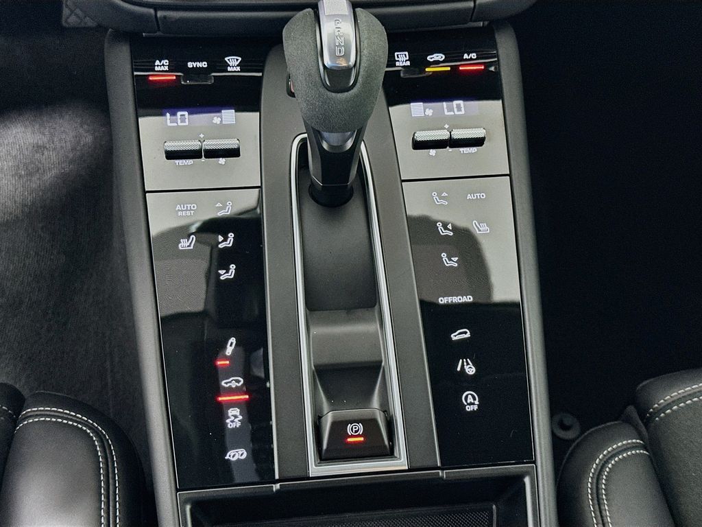 Thumbnail: 2026 Porsche Macan - 16