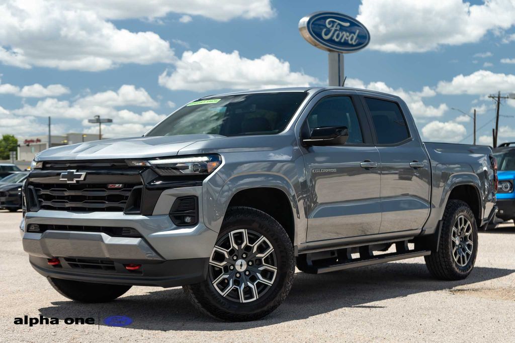 Sterling Gray Metallic 2024 Chevrolet Colorado Pickup Truck Four-Wheel Drive 8-Speed Automatic