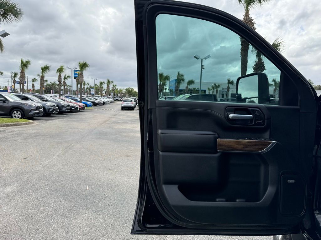 2021 Chevrolet Silverado 3500HD High Country 32