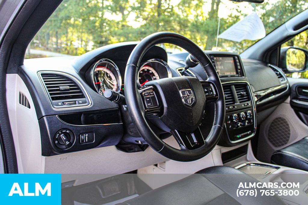 Used 2017 Silver Dodge SXT image 29