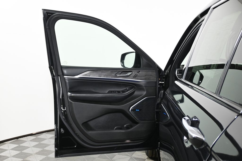 Thumbnail: 2022 Jeep Grand Cherokee L - 28