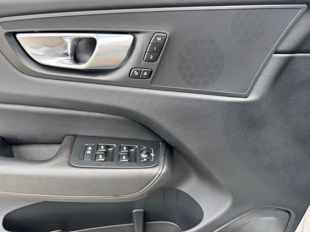 2023 Volvo XC60 B5 Plus photo 35
