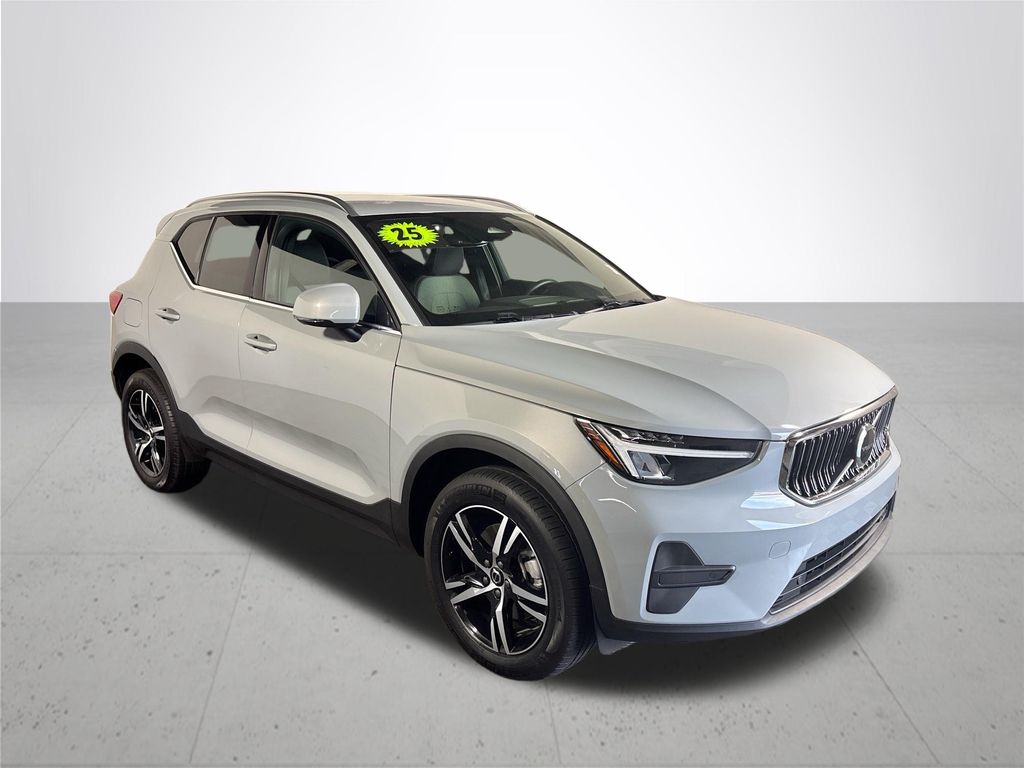 2025 Volvo XC40 B5 Core