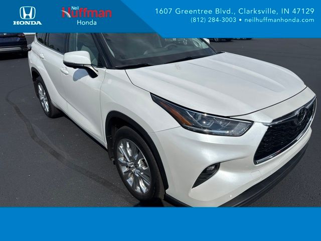 White (Wind Chill Pearl) 2024 Toyota Highlander SUV / Crossover Front-Wheel Drive 8-Speed Automatic
