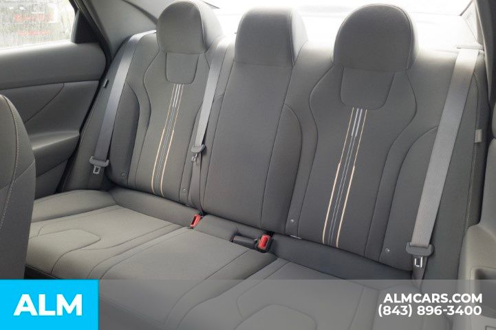 Used 2025 White Hyundai SEL Sport image 15
