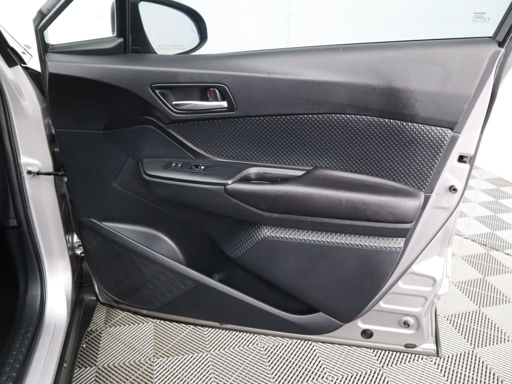 2018 Toyota C-HR XLE 25