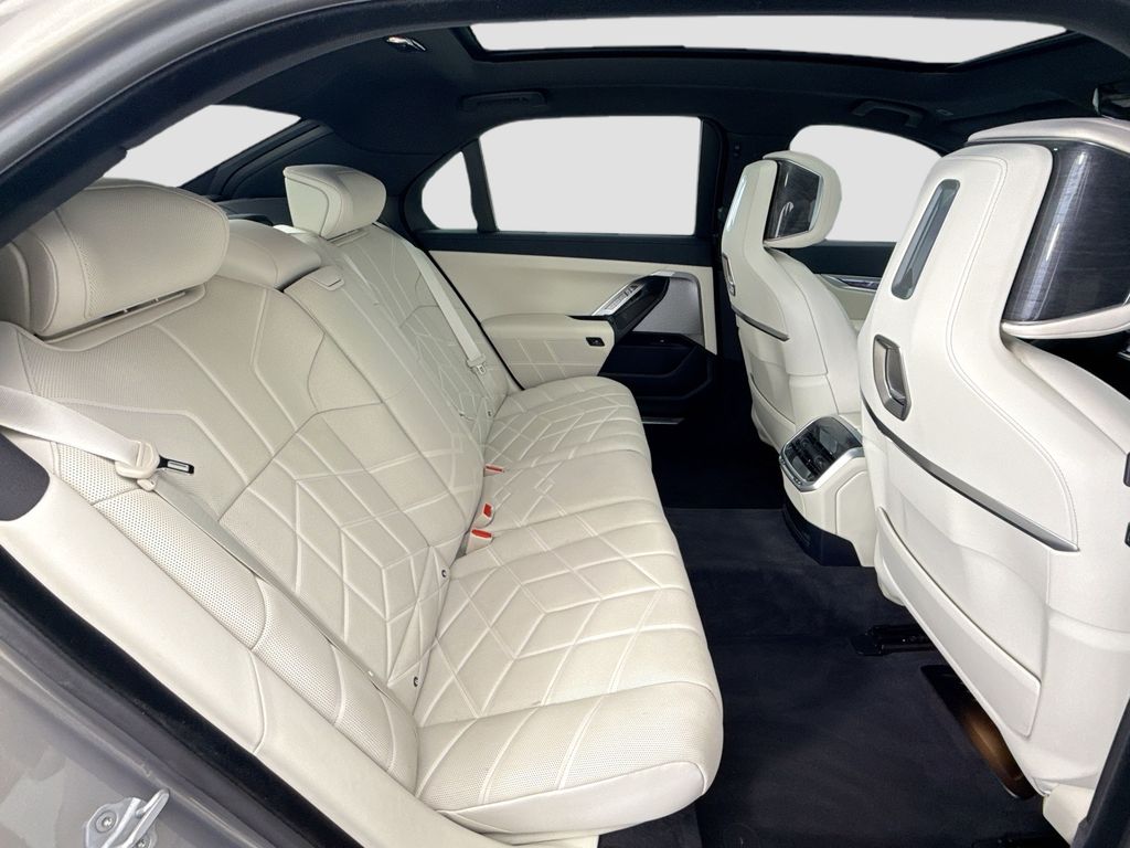 Thumbnail: 2025 BMW i7 - 21