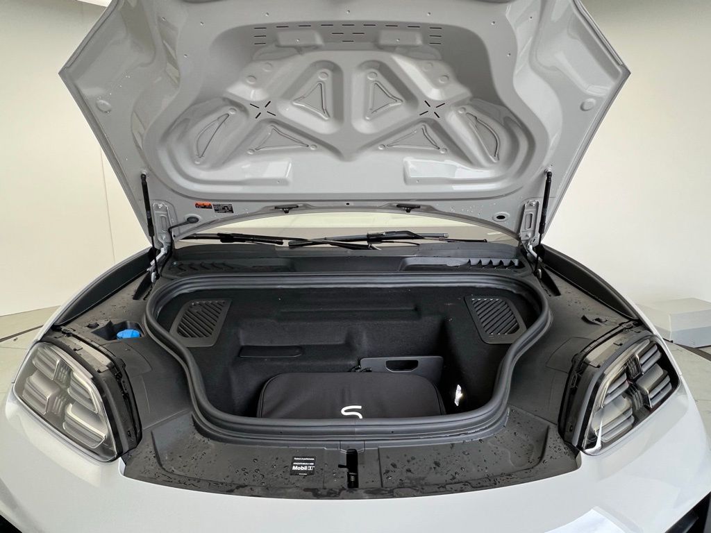 Thumbnail: 2026 Porsche Macan - 26