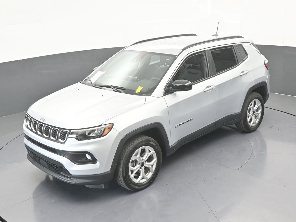 Used 2025 Silver Zynith Metallic Clearcoat Jeep Latitude image 16