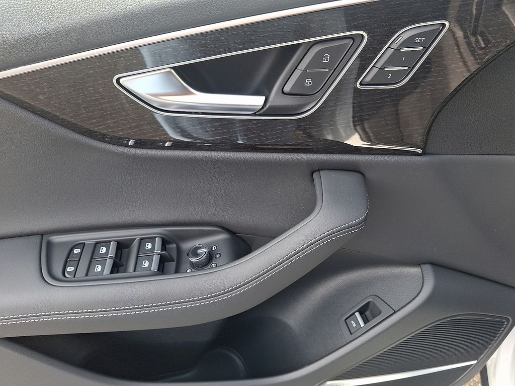 Thumbnail: 2026 Audi Q8 - 9