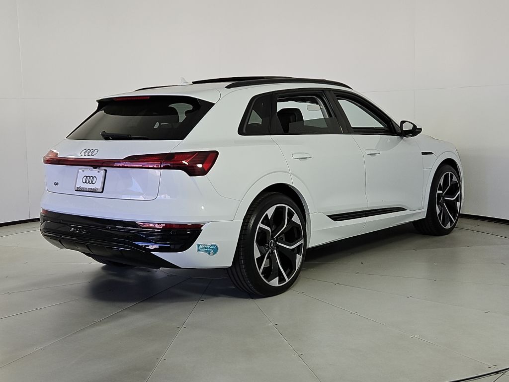 Thumbnail: 2024 Audi Q8 e-tron - 8