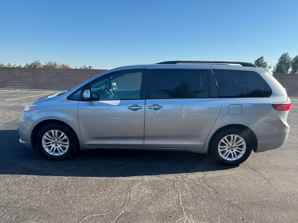 Thumbnail: 2017 Toyota Sienna - 8
