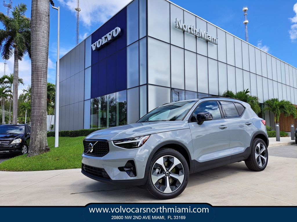 2026 Volvo XC40 B5 Plus Dark AWD's photo