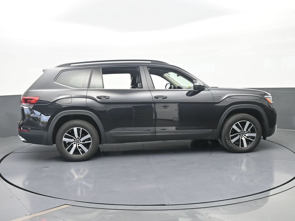 Used 2022 Deep Black Volkswagen 2.0T SE image 7