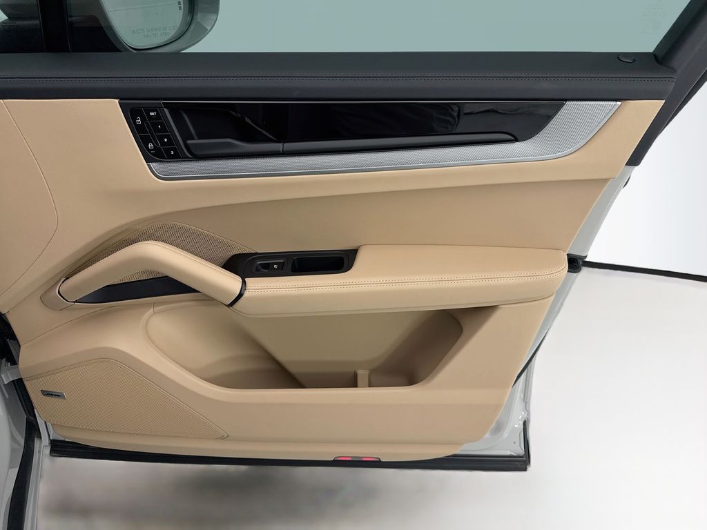 Thumbnail: 2026 Porsche Cayenne - 25