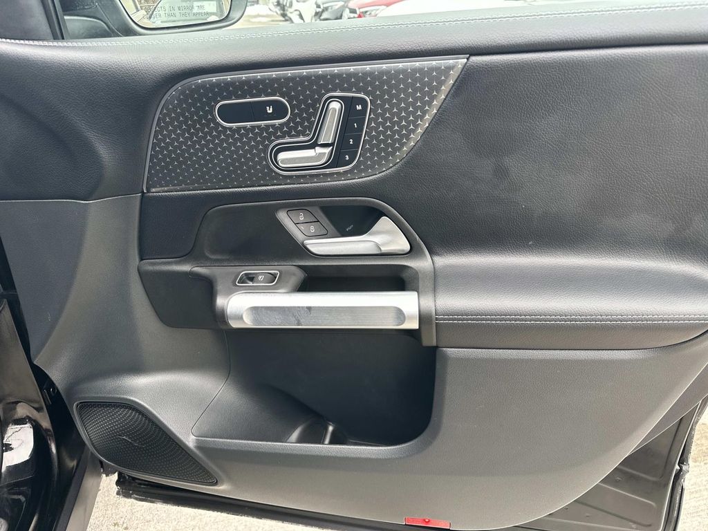 Thumbnail: 2025 Mercedes-Benz GLB - 19