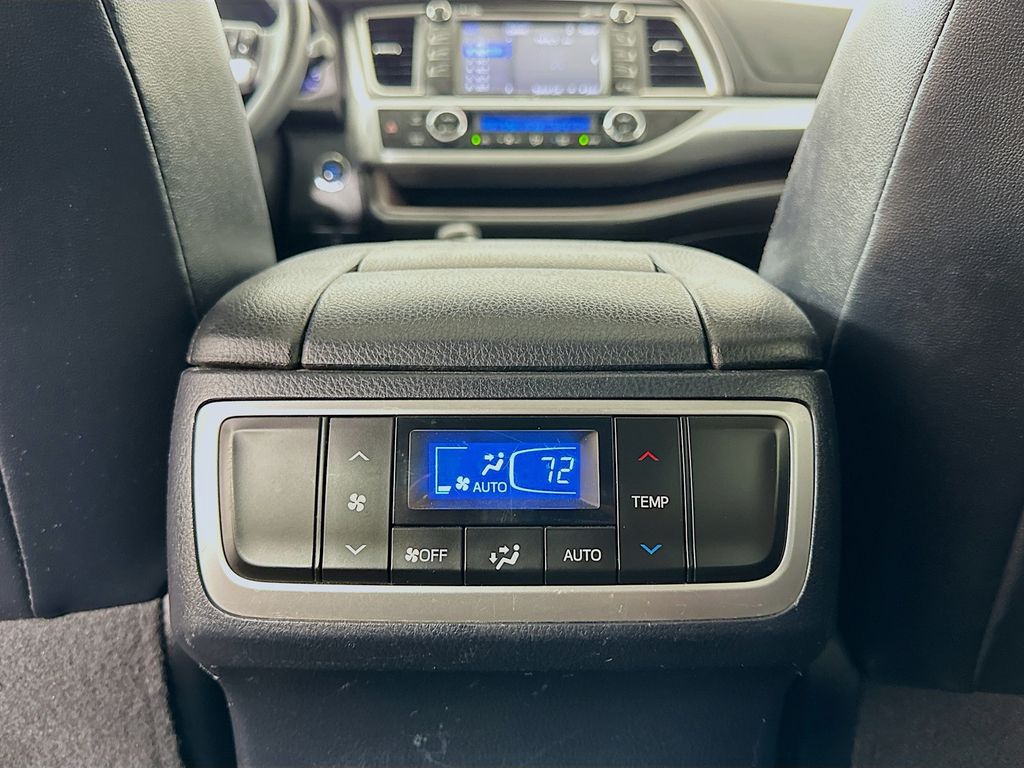 2015 Toyota Highlander XLE 26