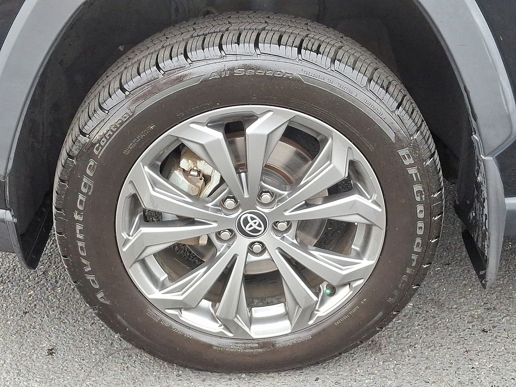 Thumbnail: 2022 Toyota RAV4 - 8