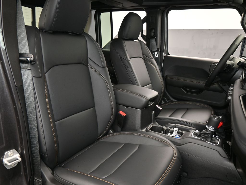 New 2026 Granite Crystal Metallic Clearcoat Jeep Sahara image 37