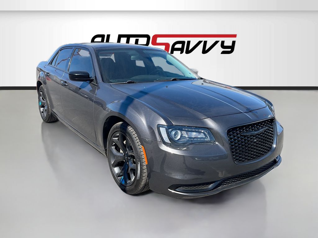 2022 Chrysler 300 Touring's photo
