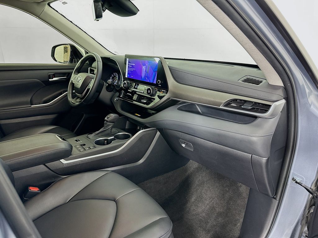 2023 Toyota Highlander XLE 31
