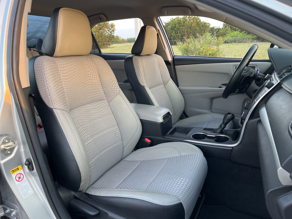 2015 Toyota Camry SE 28