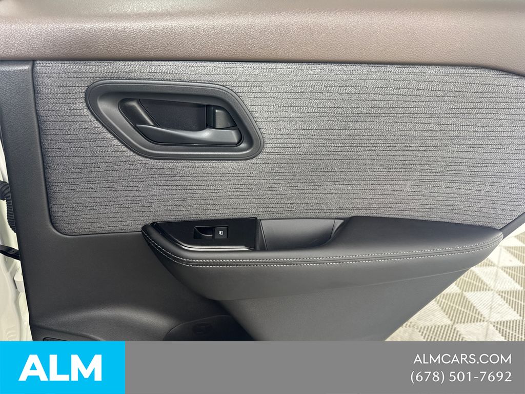 Used 2022 White Nissan S image 20