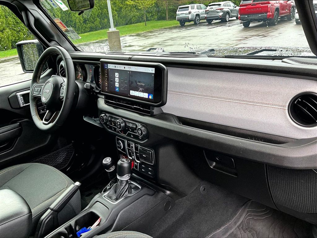 2024 Jeep Wrangler — photo 14