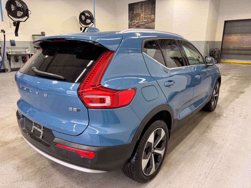 Thumbnail: 2023 Volvo XC40 - 6