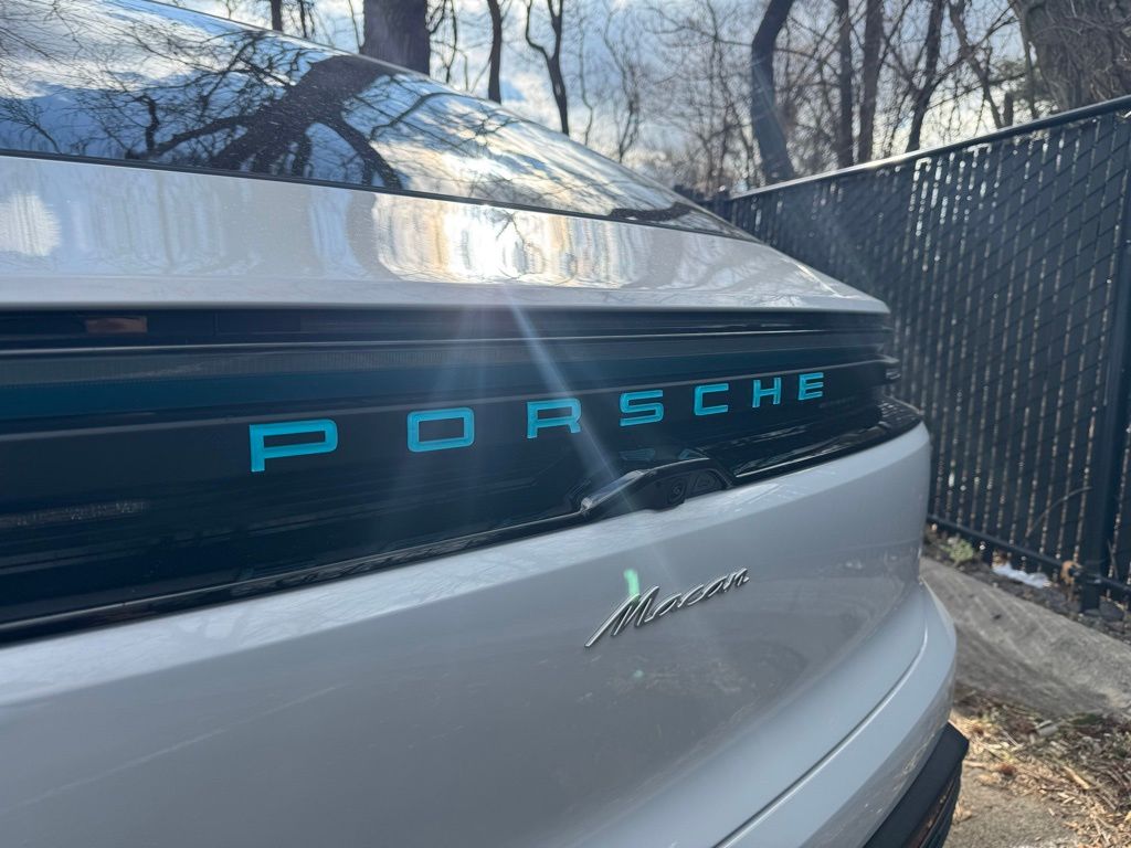2025 Porsche Macan T 8