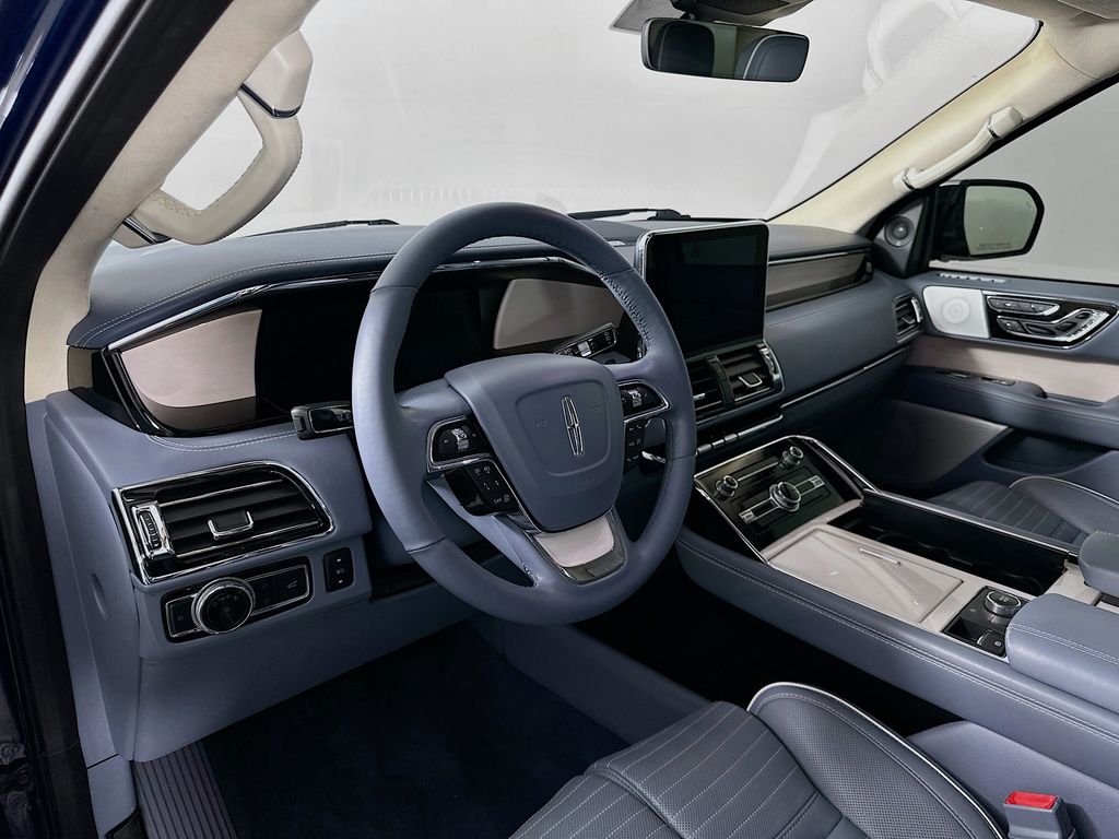 Thumbnail: 2020 Lincoln Navigator L - 9