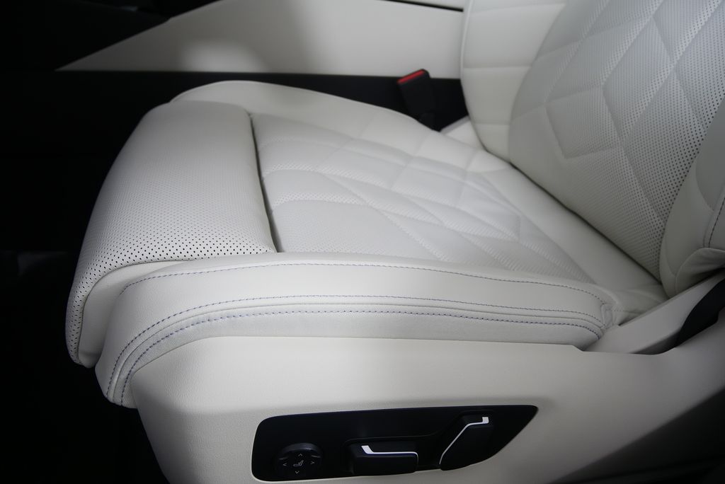 Thumbnail: 2026 BMW 5 Series - 10