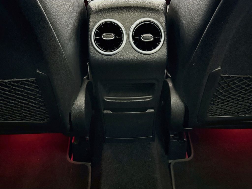 Thumbnail: 2021 Mercedes-Benz GLB - 25