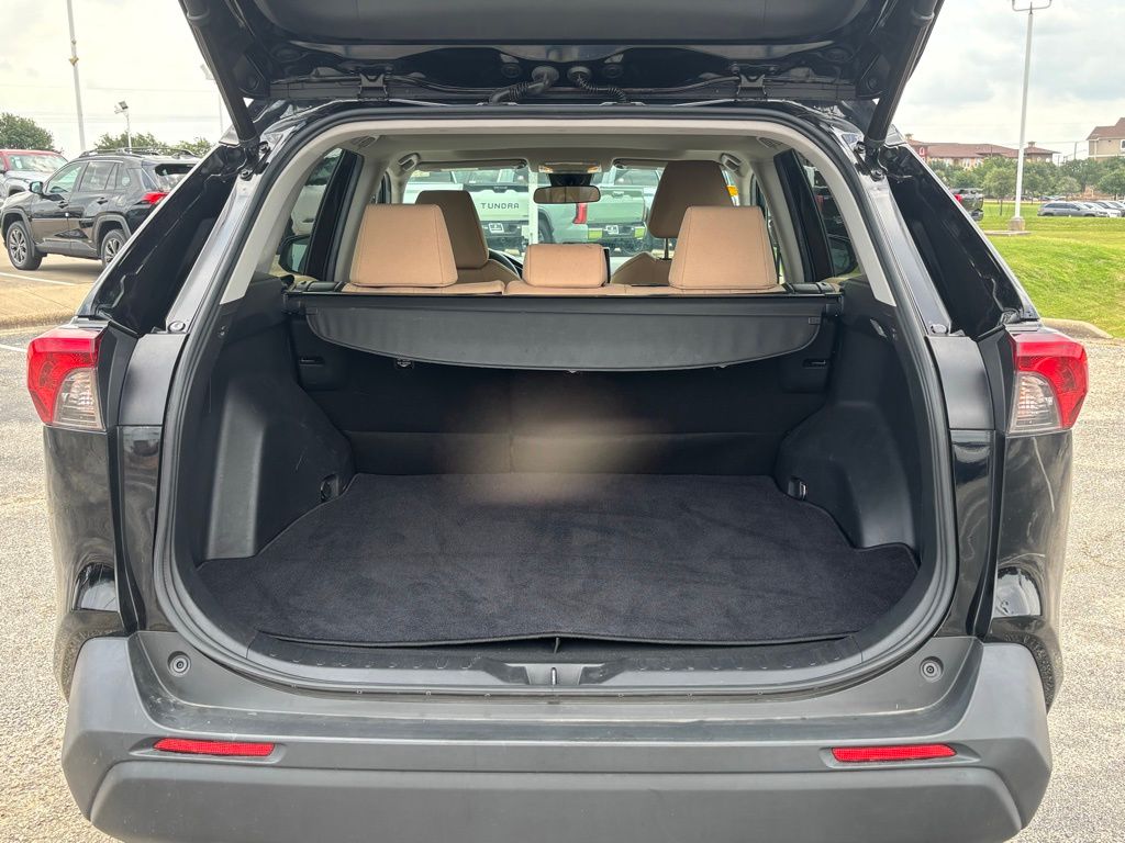 2021 Toyota RAV4 Hybrid XLE photo