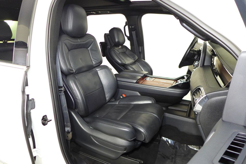 Thumbnail: 2023 Lincoln Navigator - 19