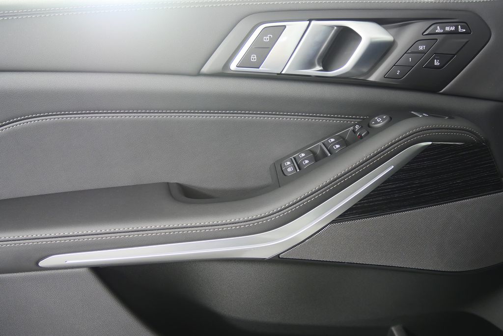 Thumbnail: 2026 BMW X7 - 9