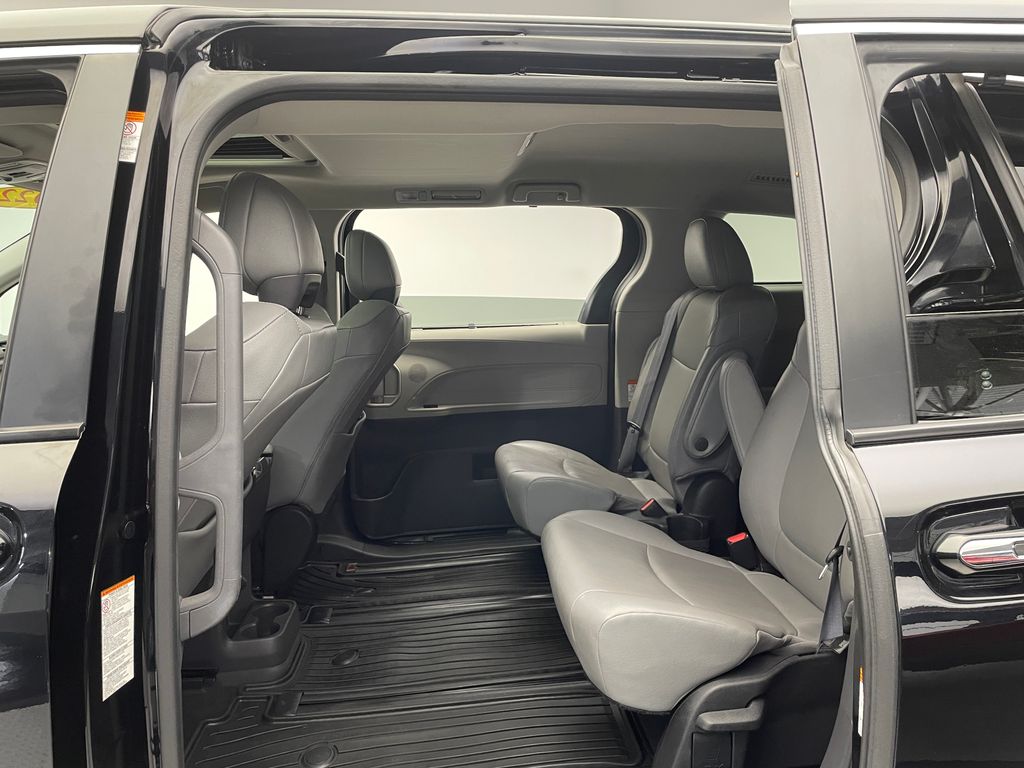Thumbnail: 2022 Toyota Sienna - 32