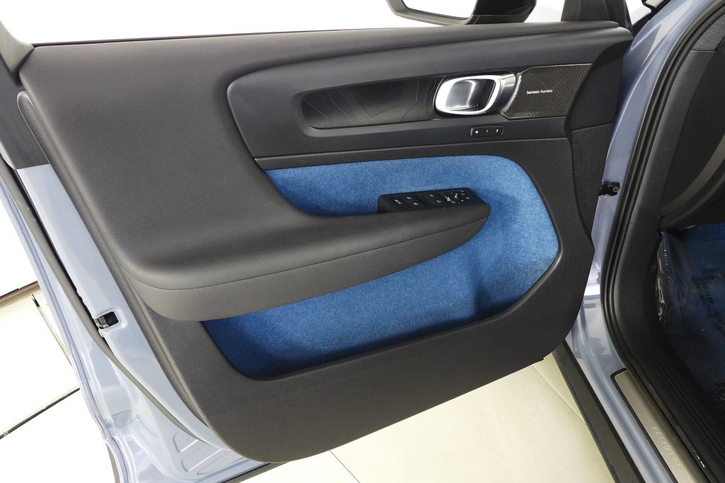 Thumbnail: 2023 Volvo XC40 - 11