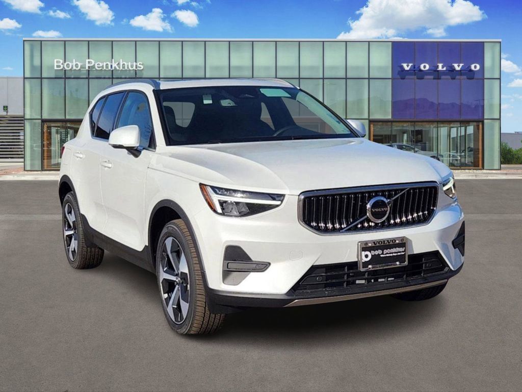 2025 Volvo XC40 B5 Core Bright Theme AWD