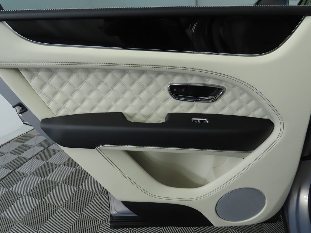 Thumbnail: 2022 Bentley Bentayga - 27