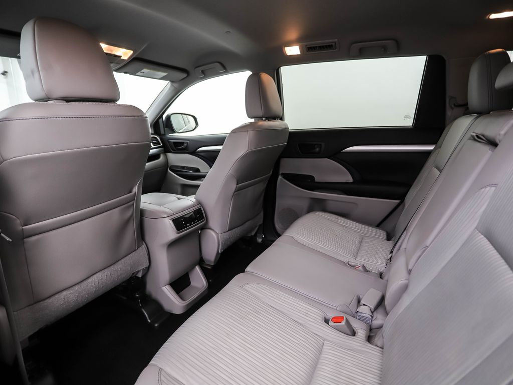 Thumbnail: 2016 Toyota Highlander - 20