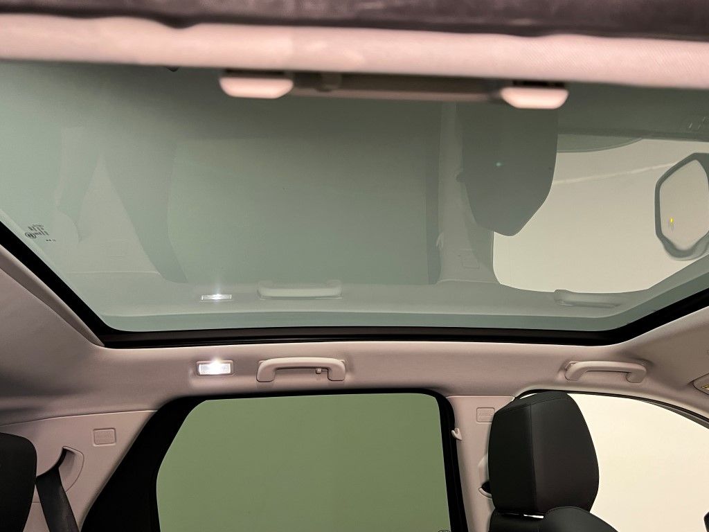 Thumbnail: 2024 Land Rover Discovery Sport - 16