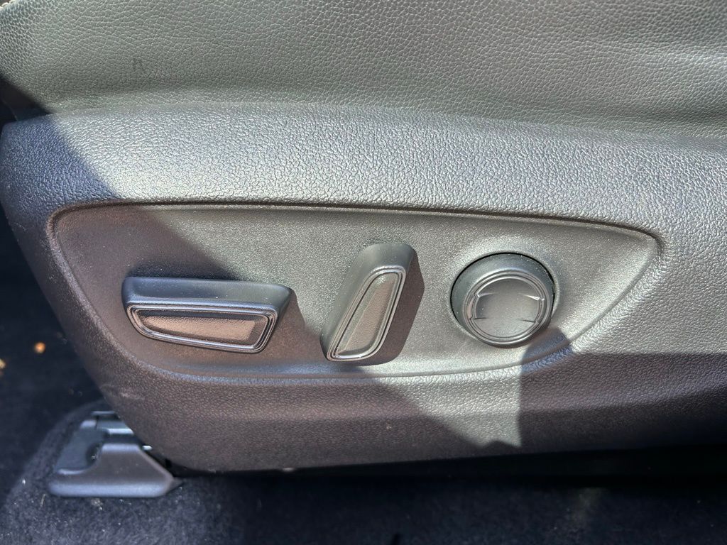 Thumbnail: 2023 Toyota Highlander - 15