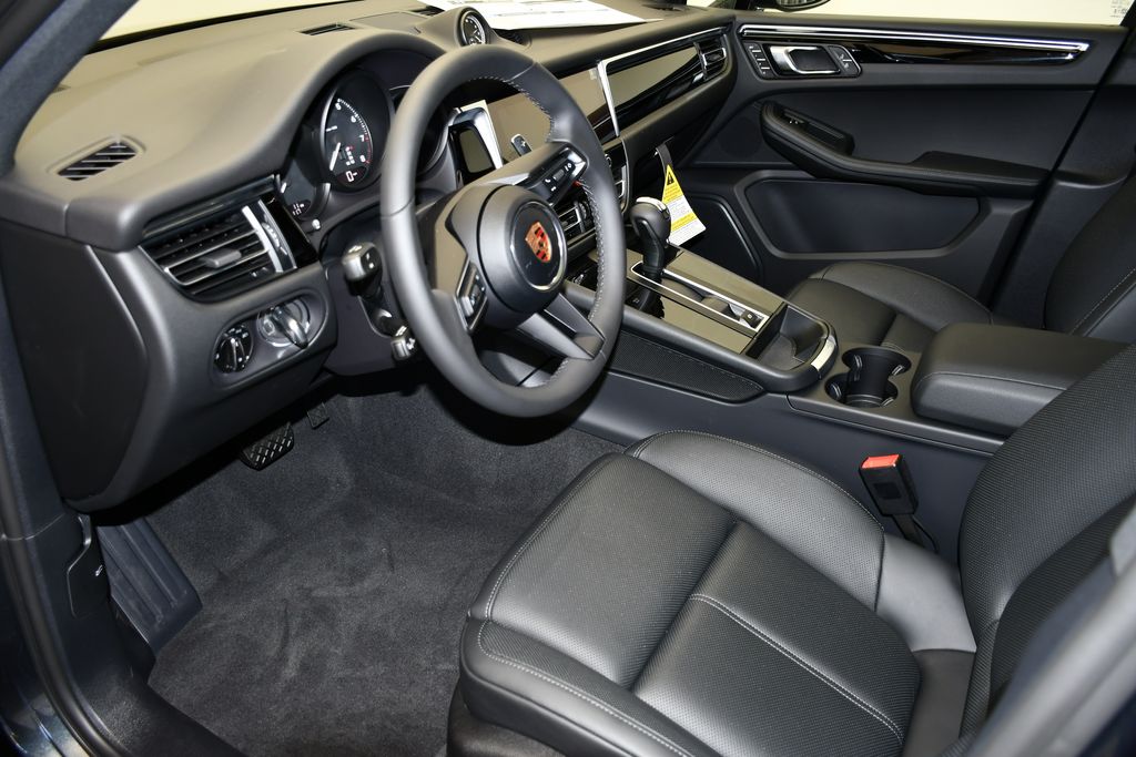 Thumbnail: 2026 Porsche Macan - 6